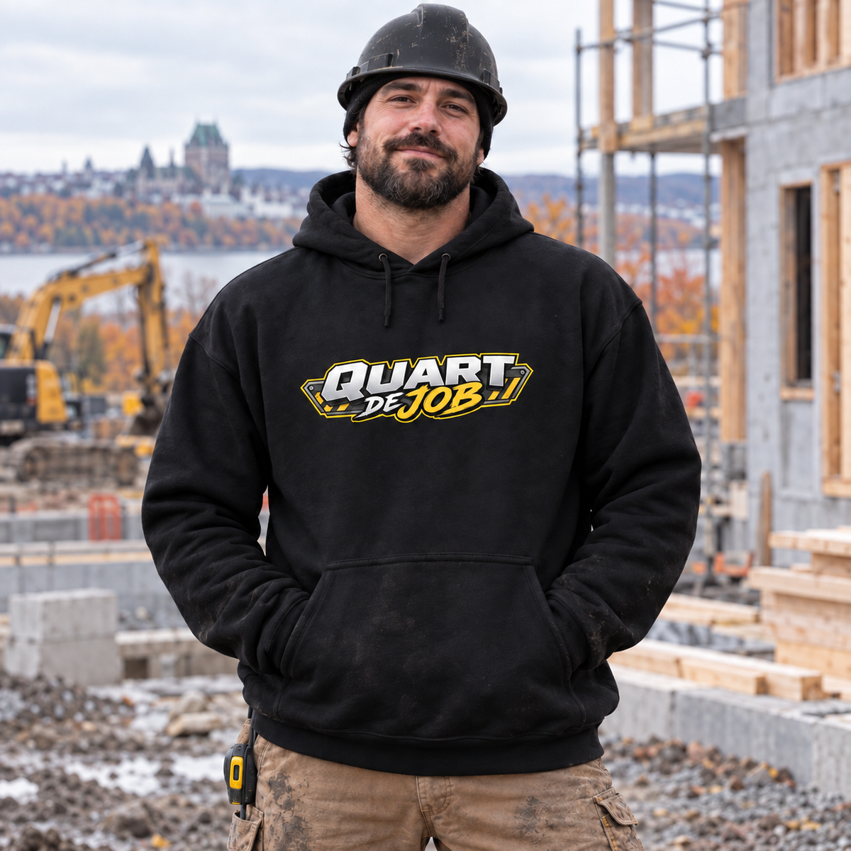 Travailleur sur un chantier portant le hoodie noir Quart de Job par temps froid